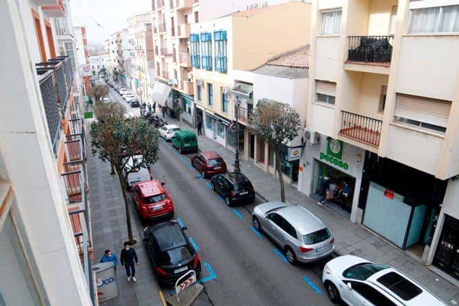 Vista aérea de la calle Félix Valverde Lillo mostrando edificios residenciales y comercios
