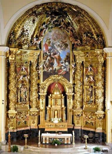 Altar mayor dorado con retablo barroco y pintura central religiosa