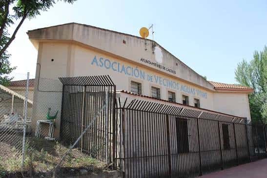 Fachada principal de la Asociación de Vecinos Aguas Vivas con letrero visible