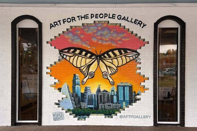 Mural exterior de la galería que representa una mariposa sobre el skyline de Austin