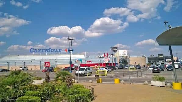 Vista exterior del Recinto Ferial de Parla con el centro comercial El Ferial y zona de aparcamiento