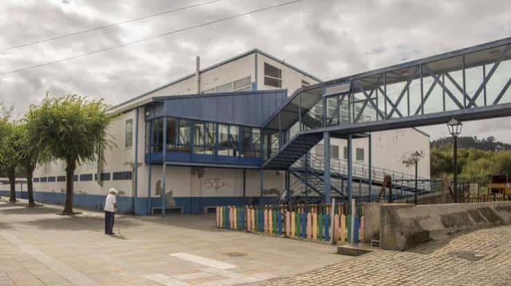 Vista exterior del Complejo Deportivo O Carregal con su pasarela de acceso