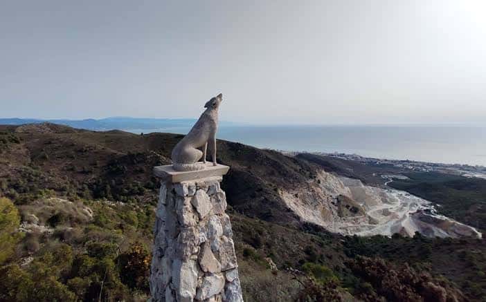 Vista panorámica desde la cima de la Cañada del Lobo con el mirador del lobo y el mar al fondo