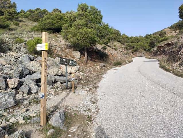 Entrada a la ruta de senderismo por la carretera de subida a la Cañada del Lobo