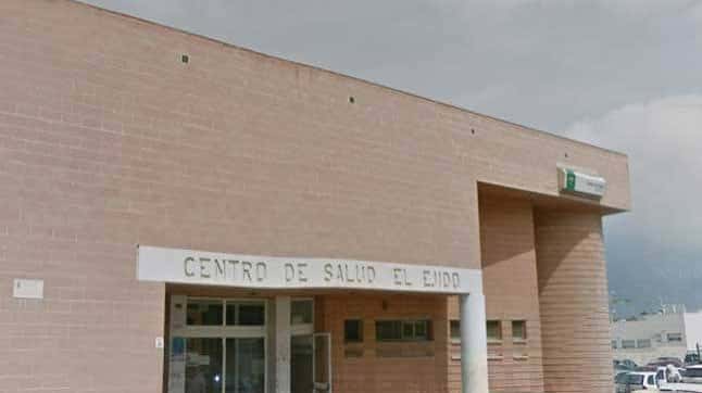 Fachada principal del Centro de Salud El Ejido con letrero visible