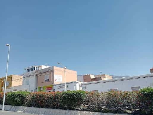 Vista exterior del edificio sanitario desde la calle con cielo despejado