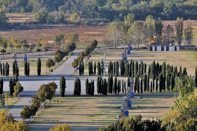 Vista panorámica del Recinto Ferial de Alcalá de Henares con zonas verdes y caminos arbolados