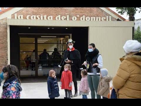 Entrada principal de la Casita del O'Donnell con visitantes