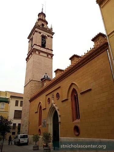 Fachada exterior de la Iglesia de San Nicolás con su torre campanario