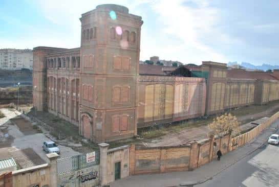 Vista aérea de la Fàbrica Nova mostrando su estructura principal y entorno urbano