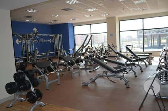 Sala de musculación con pesas libres y máquinas en Forus Fuenlabrada