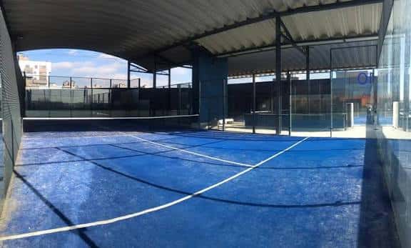 Pista de pádel exterior cubierta en el complejo deportivo Forus Fuenlabrada