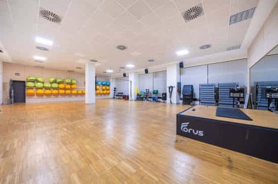 Sala de actividades grupales con pelotas suizas y espejos en Forus Fuenlabrada