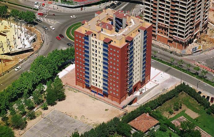 Vista aérea de la Avenida de la Hispanidad con edificios residenciales y zonas verdes