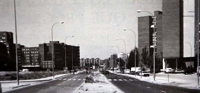 Avenida de la Hispanidad en Fuenlabrada durante la década de 1980, vista histórica en blanco y negro
