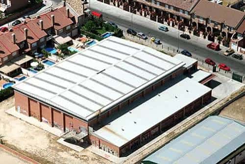 Vista aérea del Polideportivo El Arroyo mostrando su estructura exterior y alrededores