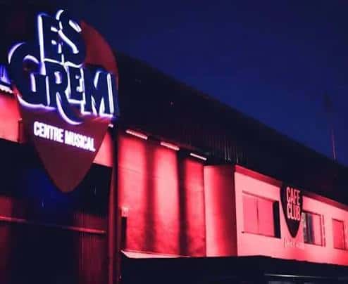Fachada nocturna del Es Gremi Centre Musical con iluminación roja y neón