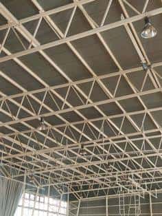 Detalle de la estructura metálica del techo del pabellón