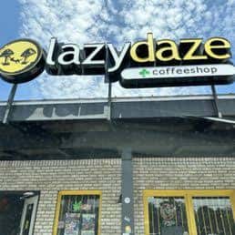 Vista exterior de la fachada del local con el letrero 'Lazydaze Coffee Shop'