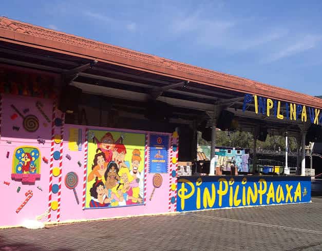Fachada exterior de la txosna Pinpilinpauxa con decoración temática de dulces y colores vivos