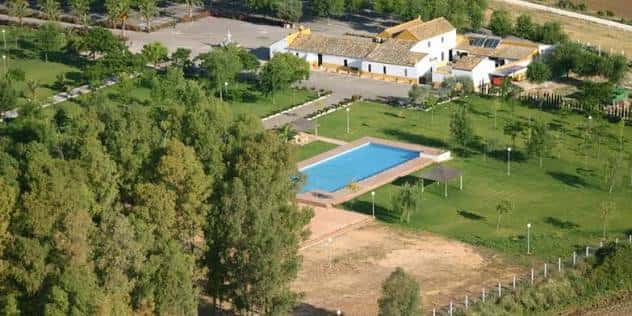 Vista aérea de Hacienda El Chaparrejo con piscina y jardines