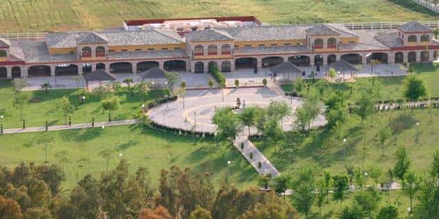 Fachada principal de la hacienda con arquitectura tradicional andaluza