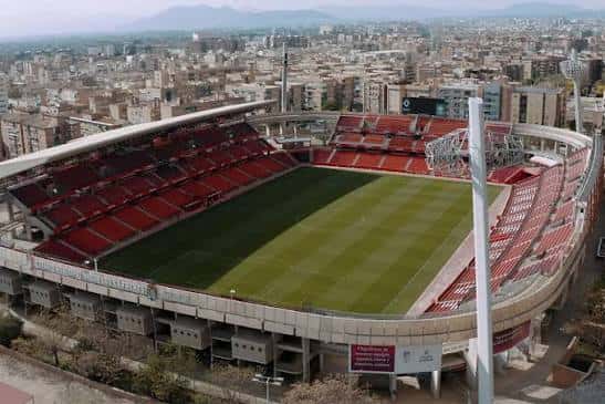 Perspectiva aérea del Estadio Nuevo Los Cármenes rodeado por la ciudad de Granada
