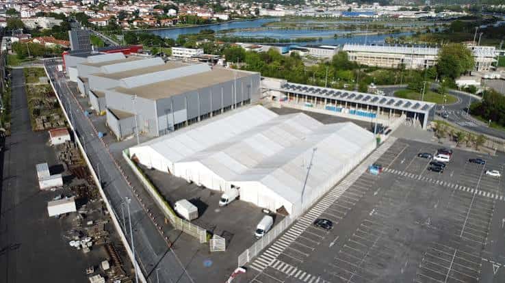 Vista aérea del complejo de pabellones y zona de estacionamiento de Ficoba