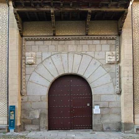 Detalle de la puerta de entrada con arco de medio punto y decoración arquitectónica