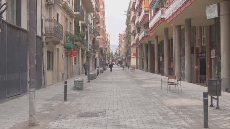 Vista de la calle Galileu con adoquinado y edificios residenciales