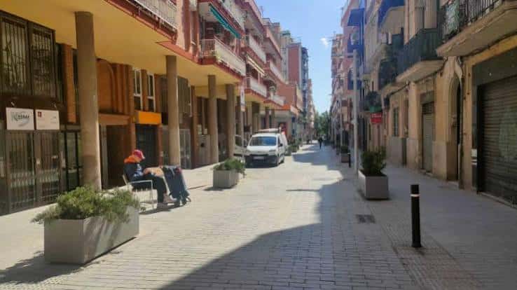 Calle Galileu en Barcelona con peatones y vehículos estacionados