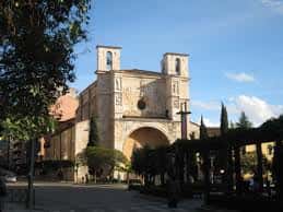 Vista diurna de la Plaza de Santo Domingo con el arco y fachada del convento bajo cielo azul