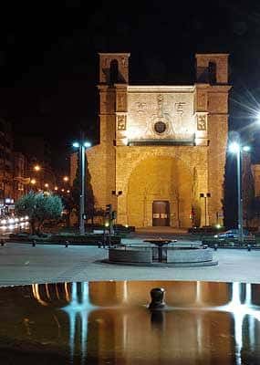 Plaza de Santo Domingo iluminada por la noche, reflejos en fuente central