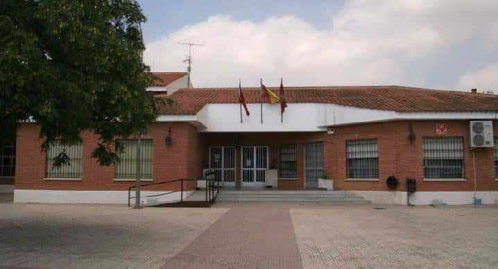Fachada principal del Centro Cívico La Aljorra con banderas