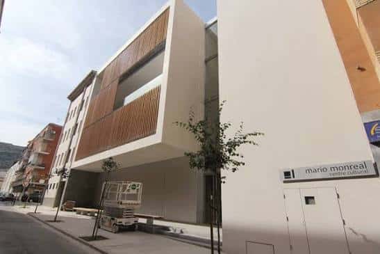 Fachada exterior moderna del Centro Cultural Mario Monreal en Sagunto