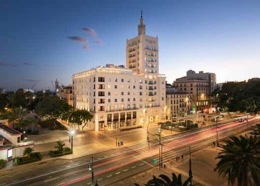 Fachada exterior del Only YOU Hotel Málaga al atardecer