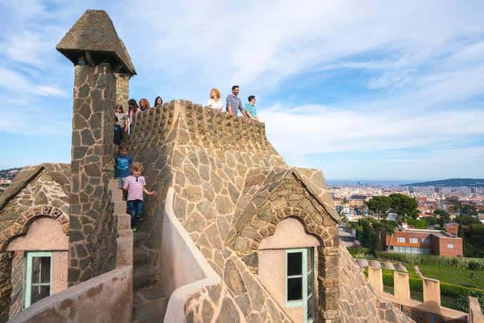 Terraza superior de la torre donde se encuentran visitantes disfrutando de las vistas