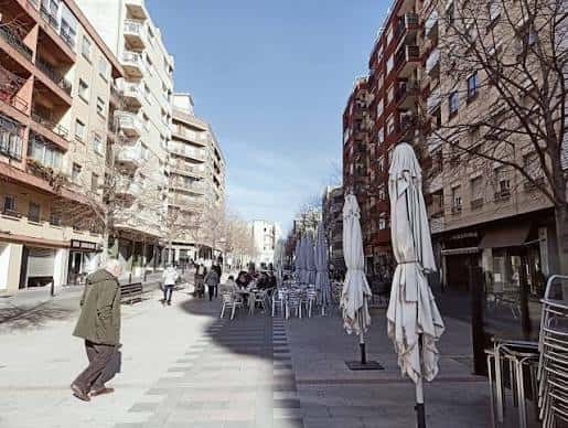 Vista de la Avinguda del Carrilet con terrazas y peatones