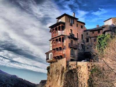Vista panorámica de las Casas Colgadas de Cuenca sobre el desfiladero
