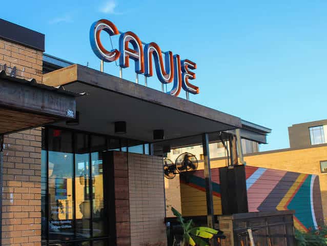 Fachada exterior del restaurante Canje con su distintivo letrero de neón