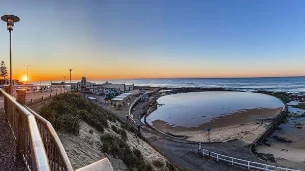 Vista panorámica del Canoe Pool al atardecer con el sol en el horizonte