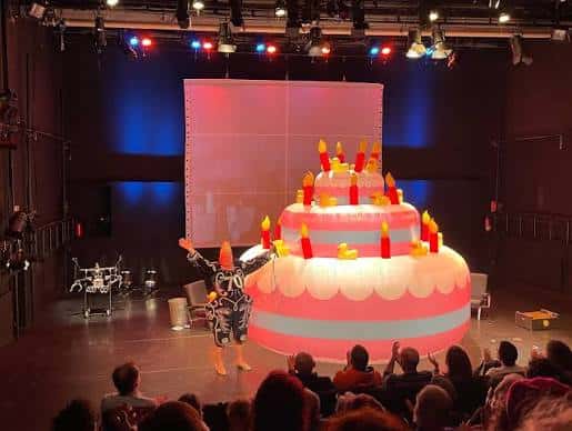 Escenario del Teatro del Barrio con decoración de pastel inflable durante una función