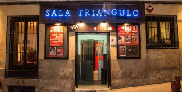 Fachada nocturna de la Sala Triángulo, entrada principal del Teatro del Barrio