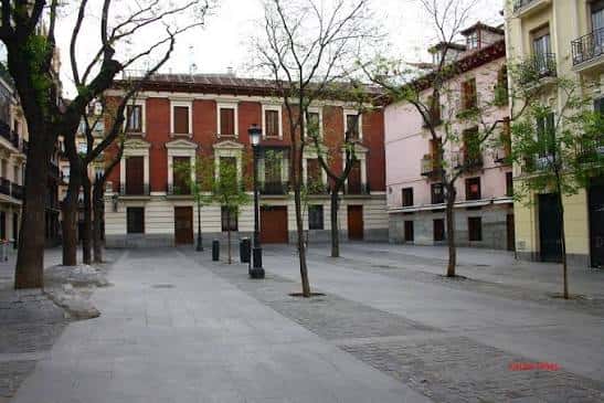 Vista amplia de la Plaza del Conde de Barajas con edificios históricos y árboles sin hojas