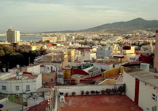 Panorámica urbana desde una azotea mostrando el barrio y la costa de Melilla