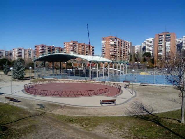 Pista deportiva cubierta con estructura metálica y área circular perimetral