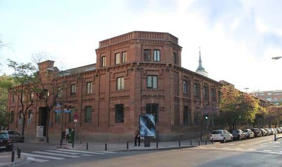 Vista exterior del Centro Cultural Galileo en un día soleado