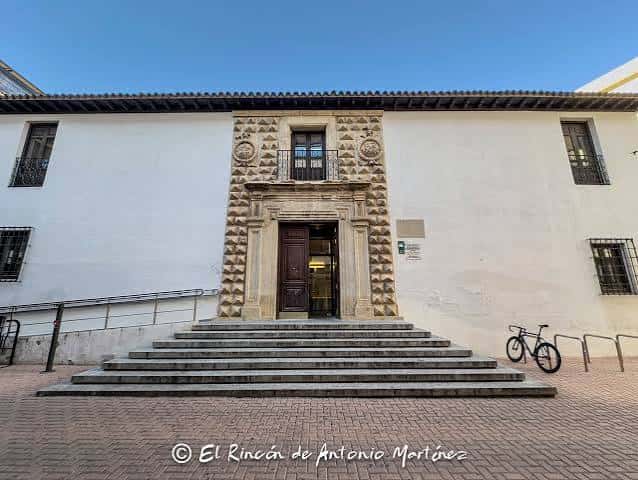 Fachada principal de la Posada del Rosario con portalón de piedra y escalinata