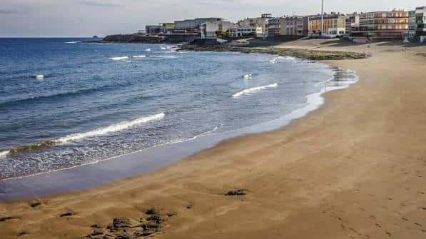 Vista panorámica de la Playa de Salinetas con su costa y edificios residenciales