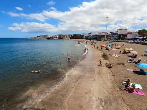 Vista general de la Playa de Salinetas con bañistas y sombrillas en la arena